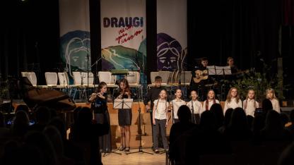 Attēls rakstam: FOTO: Draugi vienas upes krastos - koncertā un izstādē vienojas Ropažu novada mūzikas un mākslas skolas