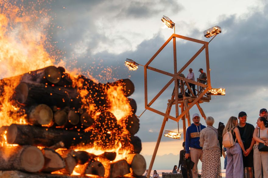 FOTO: Dzintaros ar plašu programmu atzīmēti vasaras saulgrieži