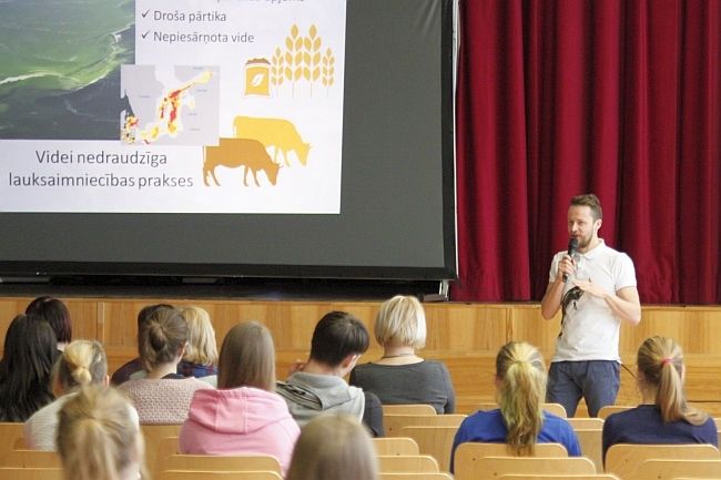 FOTO: Ekoforumā Ropažos runā par pārtiku un dabas daudzveidību