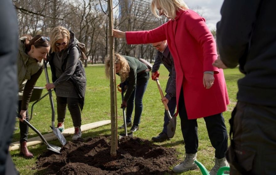 Foto: Esplanādē iezaļumota un ieskandināta Lielā talka