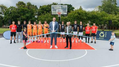 Attēls rakstam: FOTO. FIBA standartiem atbilstoša āra basketbola laukuma atklāšanu Carnikavā nosvin ar starptautisku 3×3 turnīru