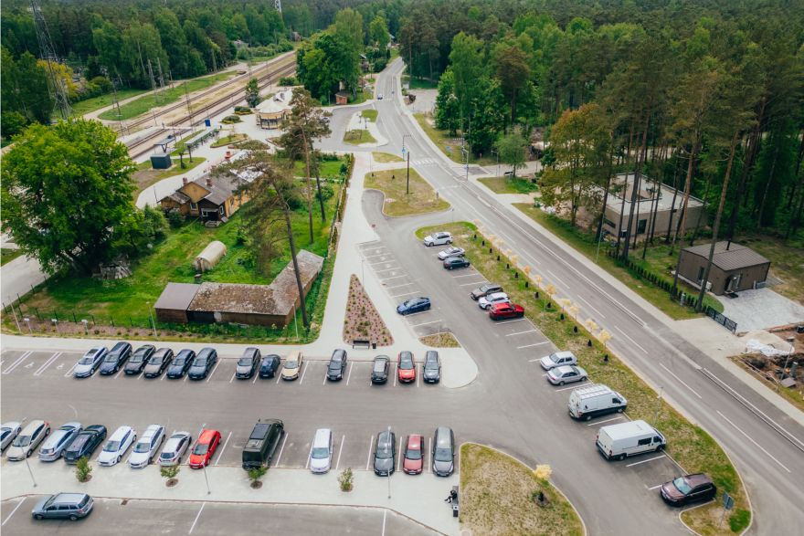 FOTO: Gandrīz gatavs jaunais mobilitātes punkts pie Saulkrastu stacijas; kā risinās problēmu Smilšu ielā?