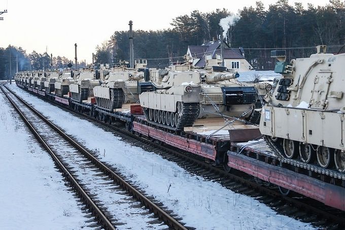 Foto: Garkalnes stacijā nogādāta operācijas "Atlantic Resolve" militārā tehnika