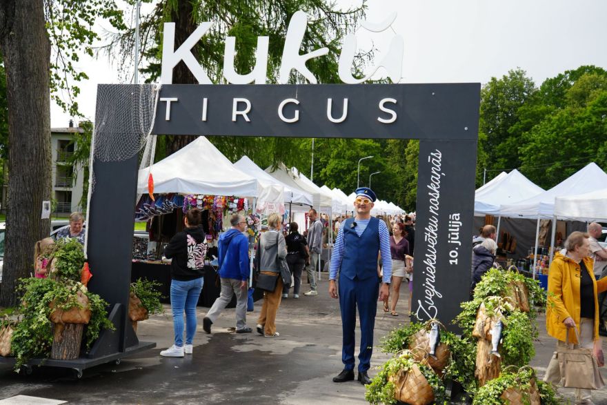 FOTO: Ieskaties, kādi labumi un izklaides šodien sarūpētas Carnikavas KuKU tirgū!