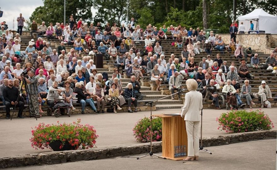 Foto: Ināra Mūrniece politiski represētajiem: tieši jūs vislabāk zināt neatkarīgas, brīvas, mūsdienīgas Latvijas valsts nozīmi