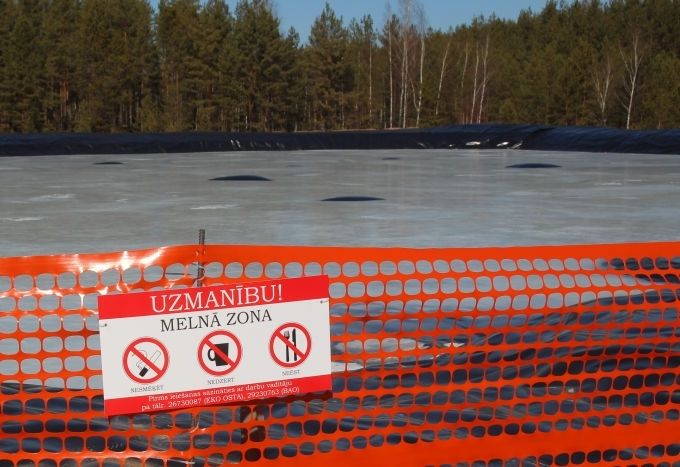 Foto: Inčukalna gudrona dīķu vietā pēc trim gadiem zaļos zāle
