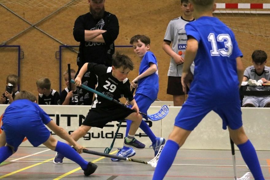 FOTO: Inčukalnā spīd mazās florbola zvaigznītes