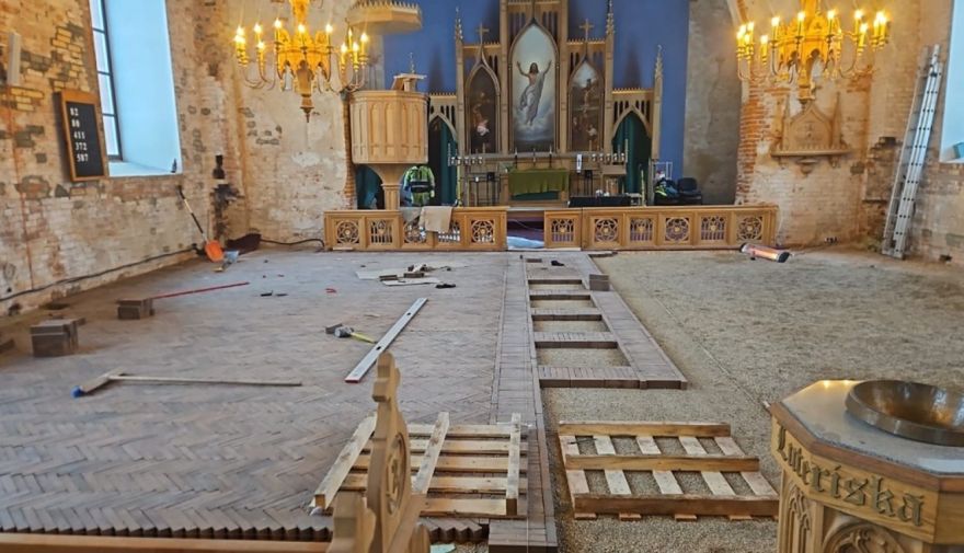 Foto: Izaicinošā aukstumā pabeidz vēl vienu Ropažu baznīcas atjaunošanas posmu