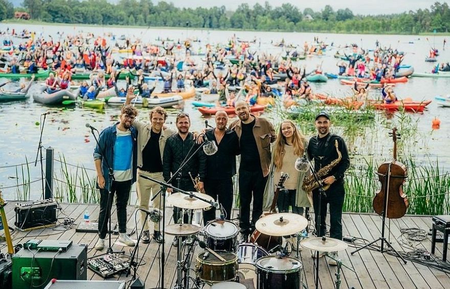 Foto: Izskanējis grupas "The Sound Poets" saullēkta koncerts uz Pabažu ezera