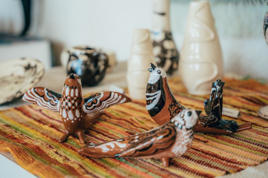 Foto: Izstādē Saulkrastos iespēja sajust sinerģiju starp mālu un tekstilu