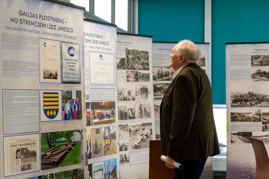 Foto: Izstādē Siguldā aicina iepazīt unikālo Gaujas plostnieku amatu prasmi