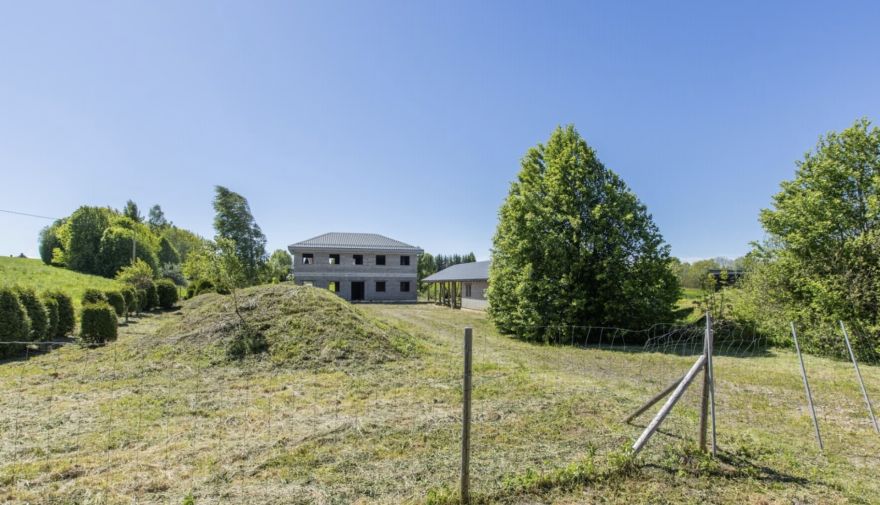 FOTO: Jānis Vimba pārdošanā izlicis savu nepabeigto jaunbūvi. Par cik eiro viņš no tās gatavs šķirties?
