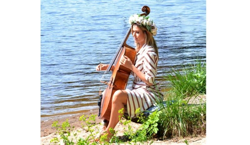 Foto: Jāņu ieskaņas koncerta "Gada īsākā nakts" vadītāji apgūst čella un dūdu spēli