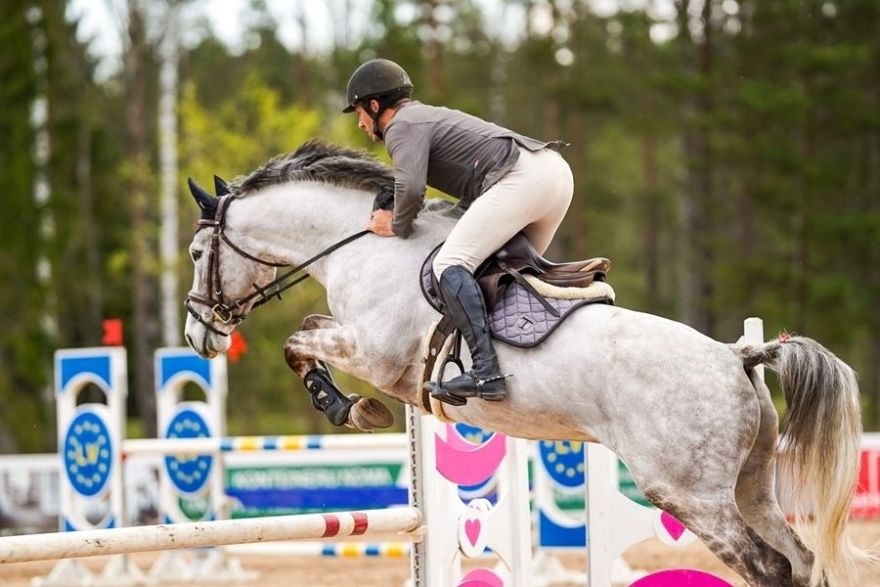 Foto: Jauno Jātnieku skolas "Lieldienu kausā" uzvar Kristaps Neretnieks ar Comme Quattro