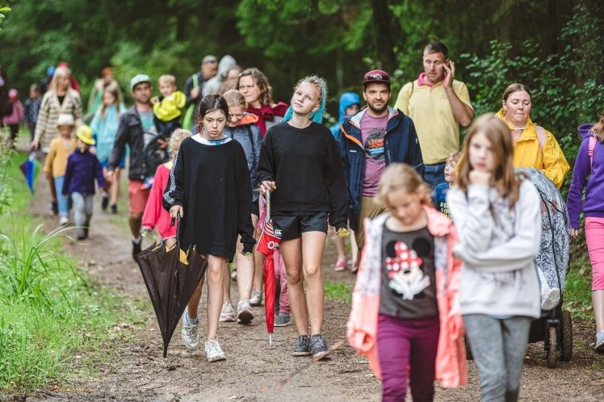 Foto: Jaunolainē aizvadīts otrais ģimeņu pārgājiens ciklā "Par aktīvām ģimenēm"