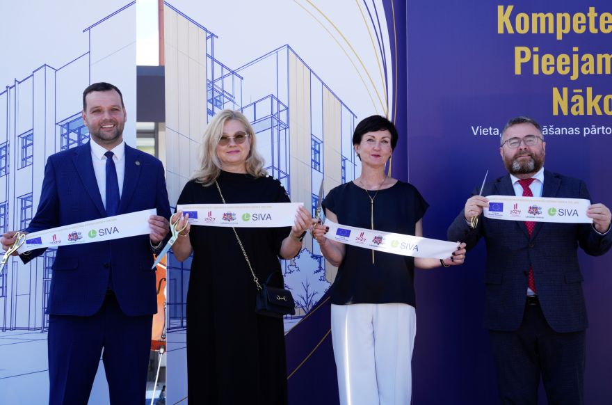 FOTO. Kā droši aprūpēt tuvinieku un neizdegt pašam? Jūrmalā atklāts jauns centrs, kur gūt atbalstu