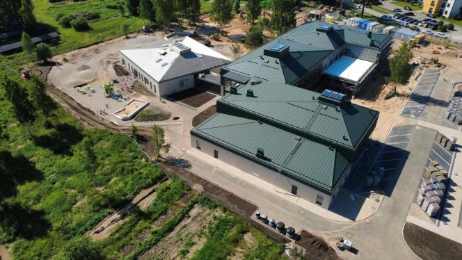 Attēls rakstam: FOTO: Kaut kas būtisks jau rotā fasādi! Topošā bērnudārza apkārtne Podniekos pamazām iegūst savas jaunās formas