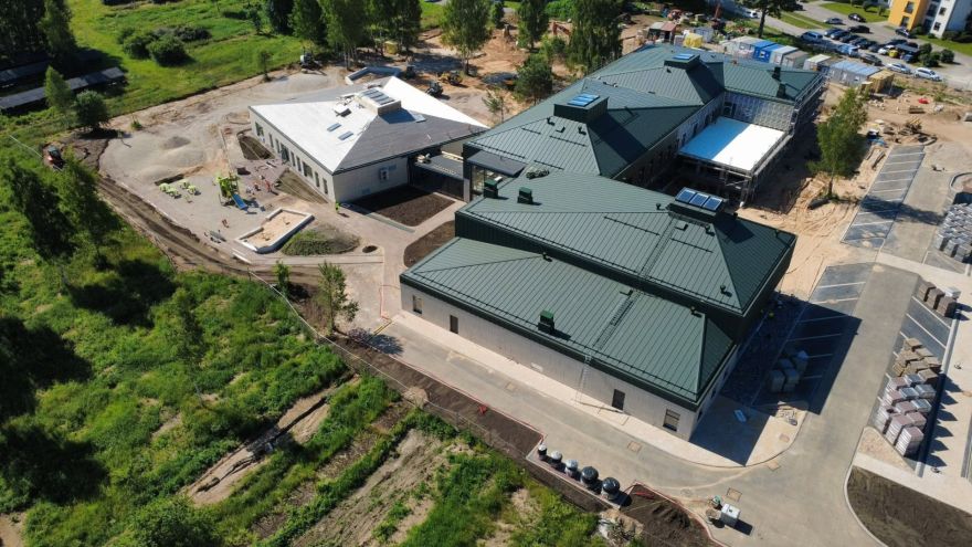 FOTO: Kaut kas būtisks jau rotā fasādi! Topošā bērnudārza apkārtne Podniekos pamazām iegūst savas jaunās formas
