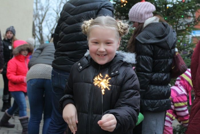 FOTO: Ķekavā iedegta svētku egle