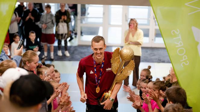 Attēls rakstam: FOTO: Ķekavieši ar īpašu sagaidīšanu godina pasaules čempionu Nauri Miezi