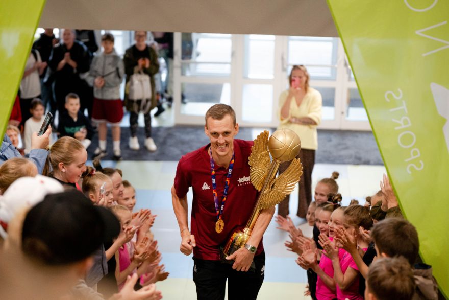 FOTO: Ķekavieši ar īpašu sagaidīšanu godina pasaules čempionu Nauri Miezi