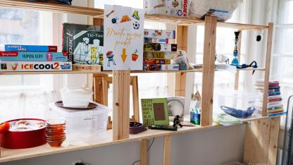 Attēls rakstam: Foto: Koprades mājā Carnikavā atklāta pirmā Lietu bibliotēka Ādažu novadā