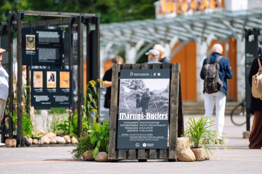 FOTO: Latvijas fotogrāfijas tēvs atgriežas Siguldā – ieskaties Mārtiņa Buclera jubilejas izstādē