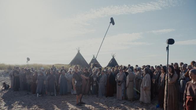 Attēls rakstam: FOTO. Latvijas koru balsis skanēs 3000 gadus senā pagātnē: Carnikavā noslēgsies vērienīgas filmas uzņemšana