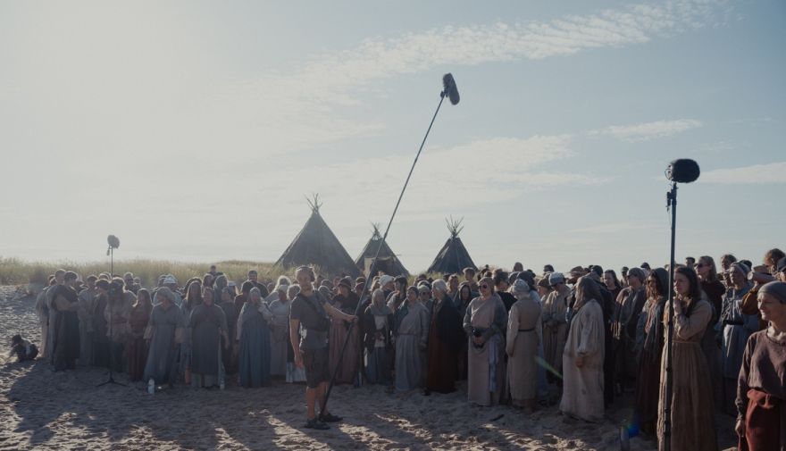 FOTO. Latvijas koru balsis skanēs 3000 gadus senā pagātnē: Carnikavā noslēgsies vērienīgas filmas uzņemšana