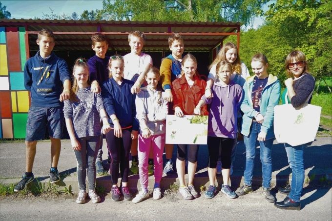 FOTO: Lēdurgas skolēni līdz nepazīšanai pārvērš autobusa pieturu
