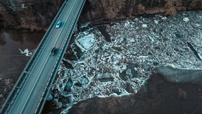 Attēls rakstam: FOTO: Ledus dodas jūras virzienā — kāda situācija pie Gaujas