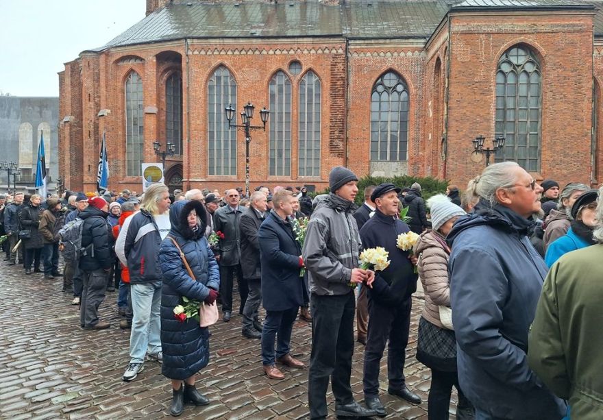 FOTO: Leģionāru piemiņas gājienā Rīgā devušies vairāki simti cilvēku