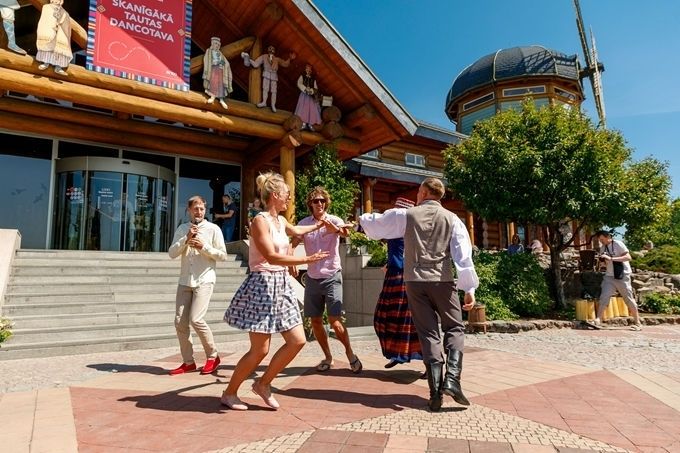 Foto: "Lido" atpūtas centrs pārdēvēts par "Skanīgāko tautas dancotavu"