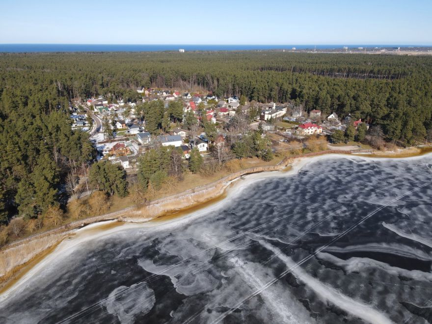 Foto: Lielupe pie Druvciema vēl klāta ar biezu ledus kārtu