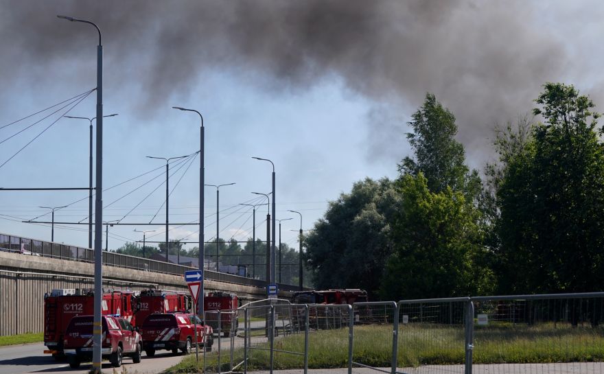 FOTO: Lokalizēts plašais ugunsgrēks Ulmaņa gatvē, evakuēti aptuveni 380 cilvēku