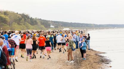Attēls rakstam: Foto: Majoru pludmalē aizvadīti krāšņi Jūrmalas skriešanas svētki