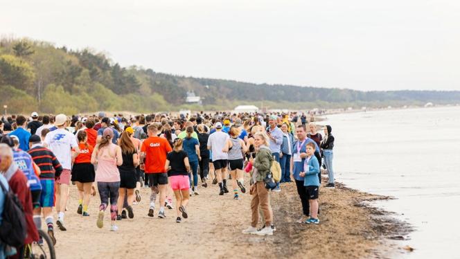 Attēls rakstam: Foto: Majoru pludmalē aizvadīti krāšņi Jūrmalas skriešanas svētki