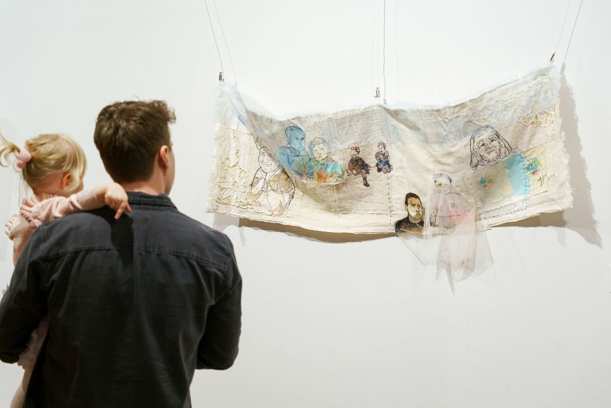 Foto: Mākslas darbs kā pašterapijas process. Siguldā atklāta Zanes Šumeiko izstāde "Senču upe III"