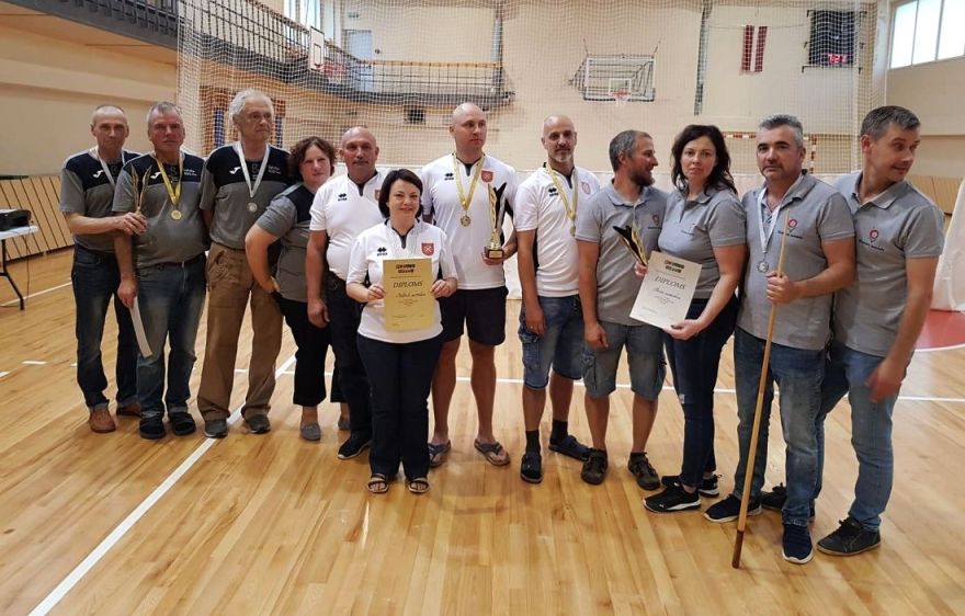 Foto: Mālpils novusa meistari Pierīgas sporta spēlēs pārtrauc Babītes uzvaru sēriju