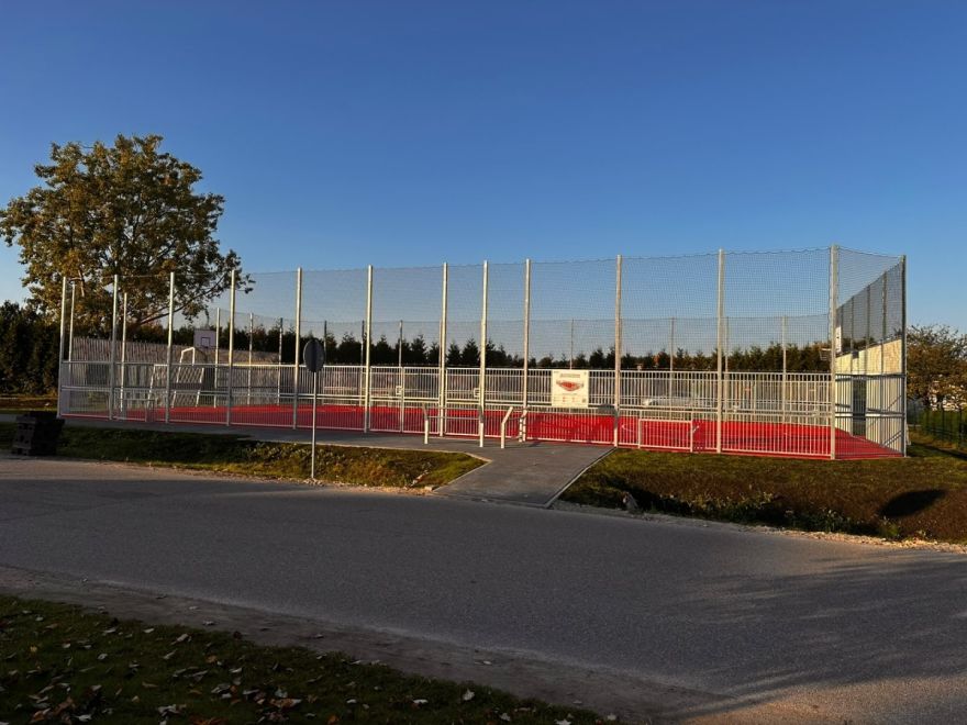 FOTO: Mārupē būs, kur izlikt enerģiju – jaunais sporta laukums slēpj vairāk iespēju, nekā šķiet
