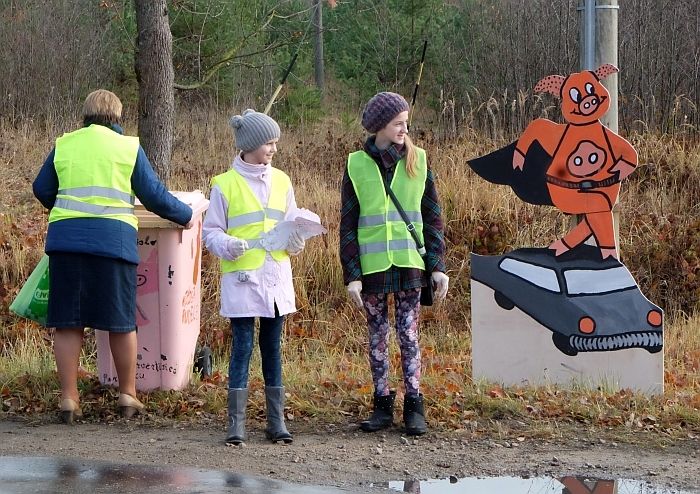 FOTO: Mazie ropažnieki atgādina: nemēslo, par cūku pārvērtīsies!