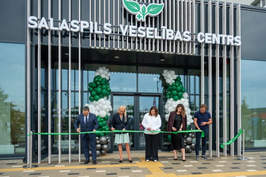 FOTO. "Mērķis ir nodrošināt cieņpilnu attieksmi pret ikvienu." Svinīgi atklāta Salaspils Veselības centra piebūve