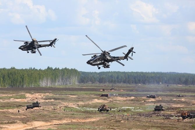 FOTO: Militāro mācību "Saber Strike 2017" dalībnieki demonstrē kaujas spējas viesu dienā Ādažos 