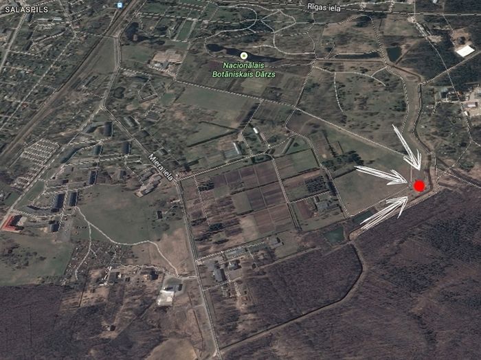 FOTO: Nacionālā botāniskā dārza pļavā Salaspilī ierīkota liela būvgružu izgāztuve