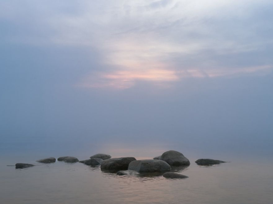 FOTO: Nakts un rīta biezā migla iedzīvotājus mudina iemūžināt neparastos skatus