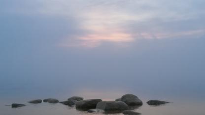 Attēls rakstam: FOTO: Nakts un rīta biezā migla iedzīvotājus mudina iemūžināt neparastos skatus