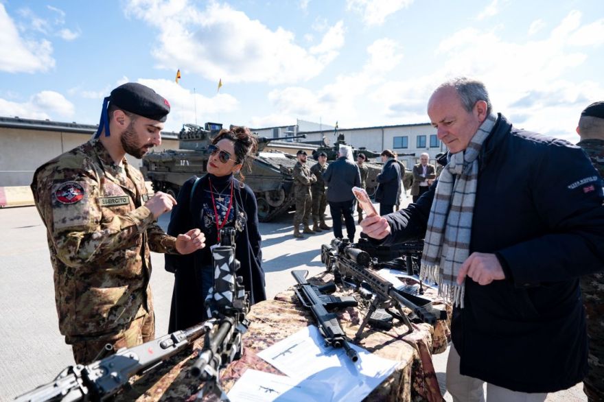 Foto: NATO valstu parlamentārieši apmeklē Ādažu militāro bāzi