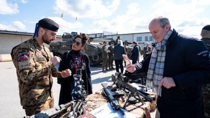 Attēls rakstam: Foto: NATO valstu parlamentārieši apmeklē Ādažu militāro bāzi