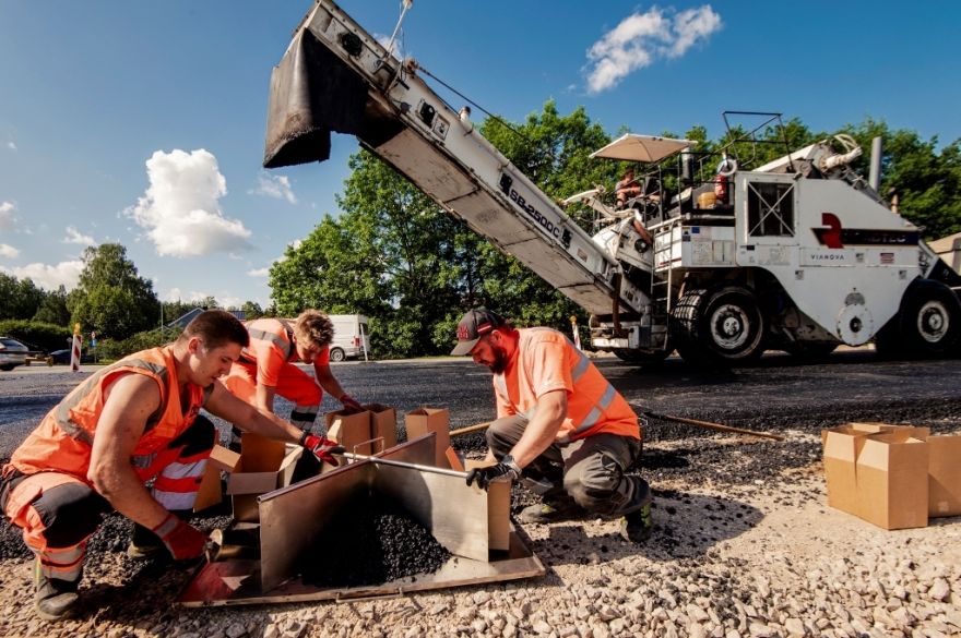 Foto: Neplānotas kvalitātes pārbaudes veiktas jau 28 ceļu būvobjektos; konstatētas arī neatbilstības