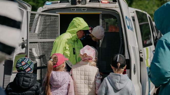 Attēls rakstam: FOTO: No armijas līdz pat muitas policijai. Kāpēc Carnikavas vidusskolā vakar ieradās visi operatīvie dienesti?